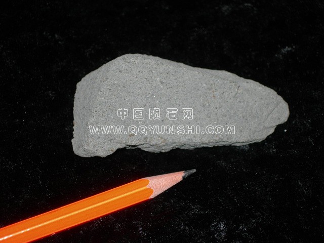 陨石球粒陨石·碳素·CO·莫斯img-430-485-2[1]93.1克-性质：片段-说明：有些壳.jpg