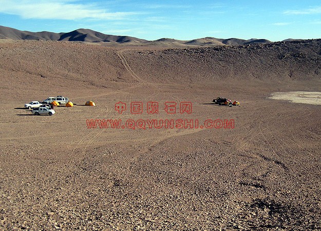 设立了训练营 陨石男人迫不及待地设立了训练营，直径超过1500英尺的火山口底部！.jpg