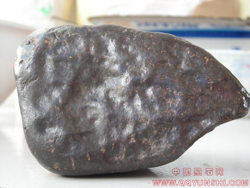 此面有磁性，能吸引一角硬币，用细线吊一角硬币靠近石头，磁性能使硬币偏转吸向石头。