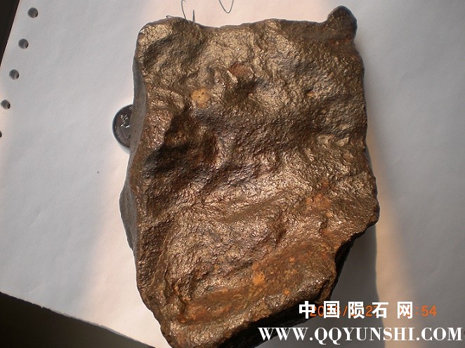 底部有一块大橄榄石