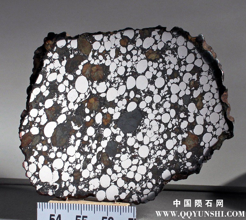 银亮部分结构不同与橄榄陨铁！