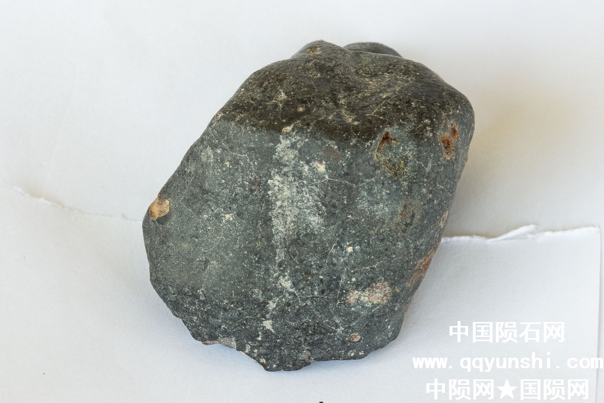 中间是埋土线，左边朝天，右边埋在沙土里。