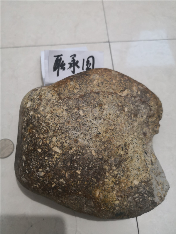 光滑而薄的熔壳，角砾碎屑岩特征。