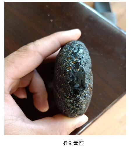 看着像玻璃一样有然墨黑
