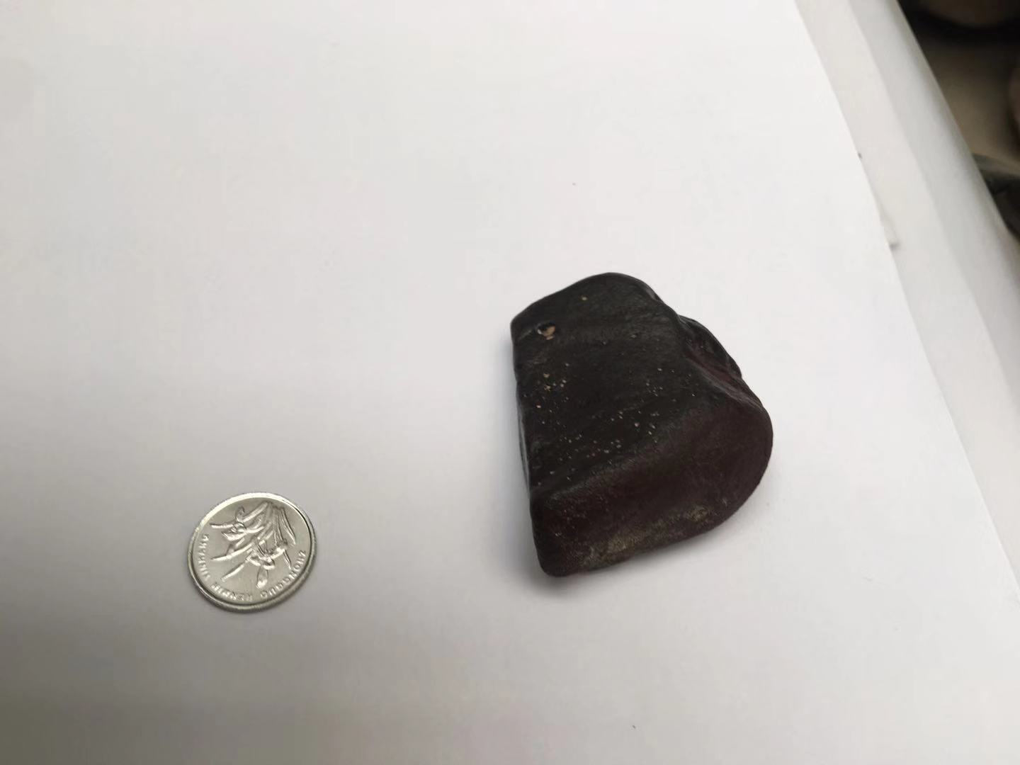 红色石头，有一头保留红色的表皮