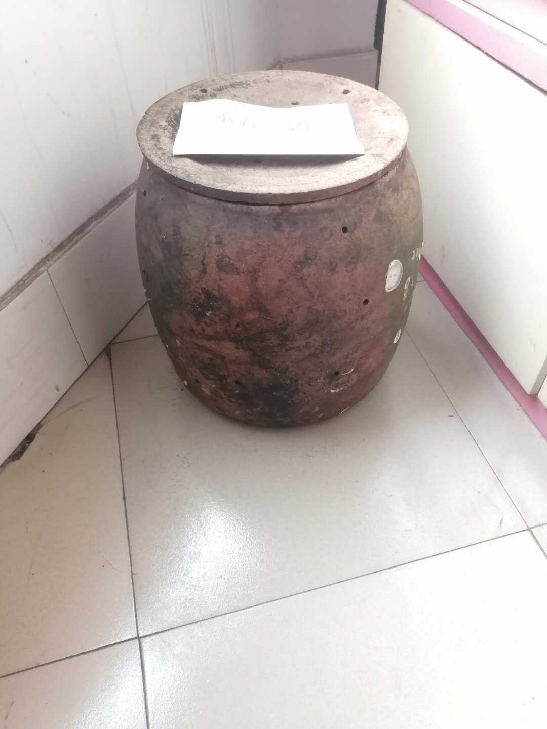 陶缸身上下两排穿孔由内向外戳