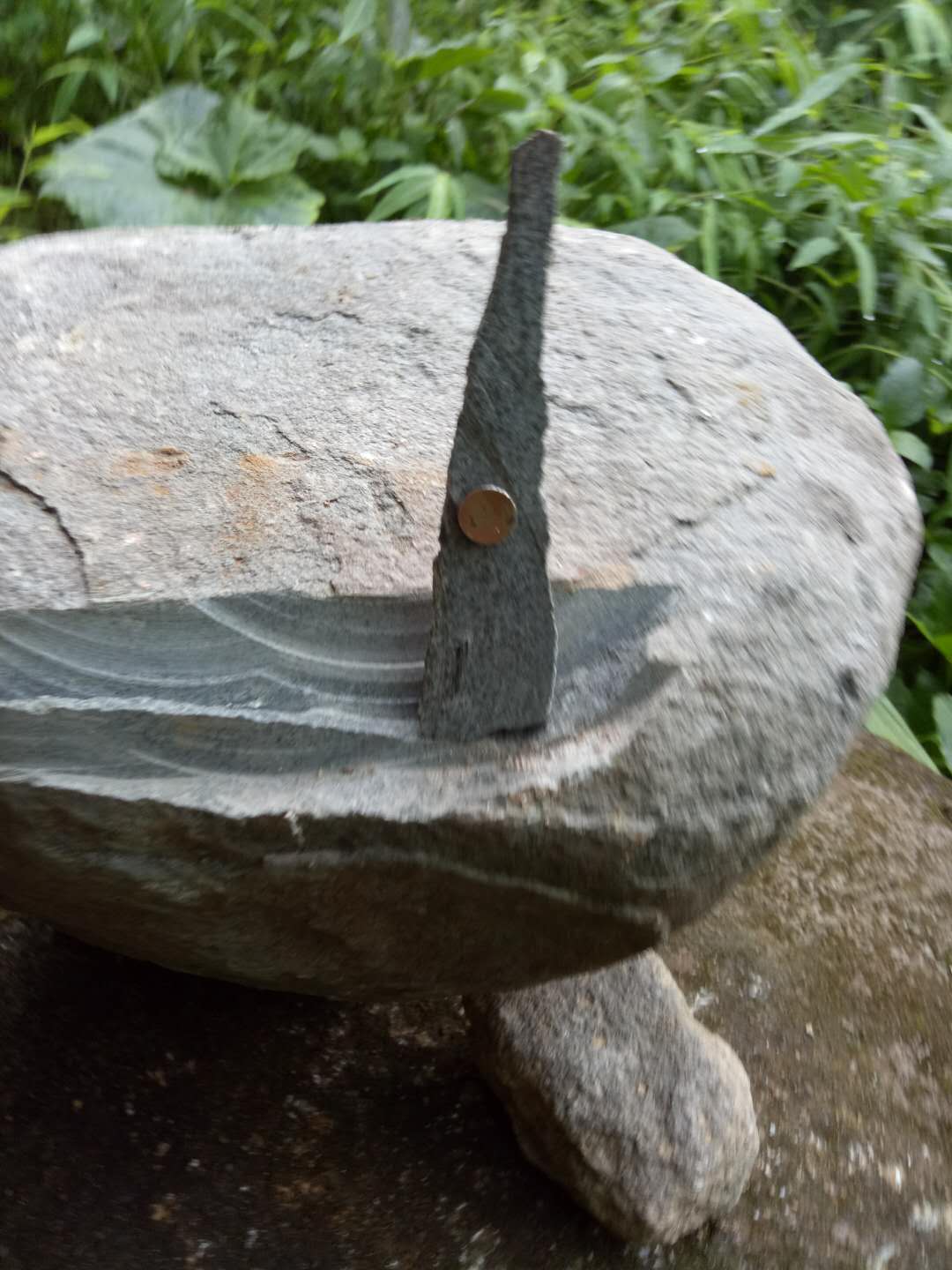 用磁铁吸附，石头有明显的磁性