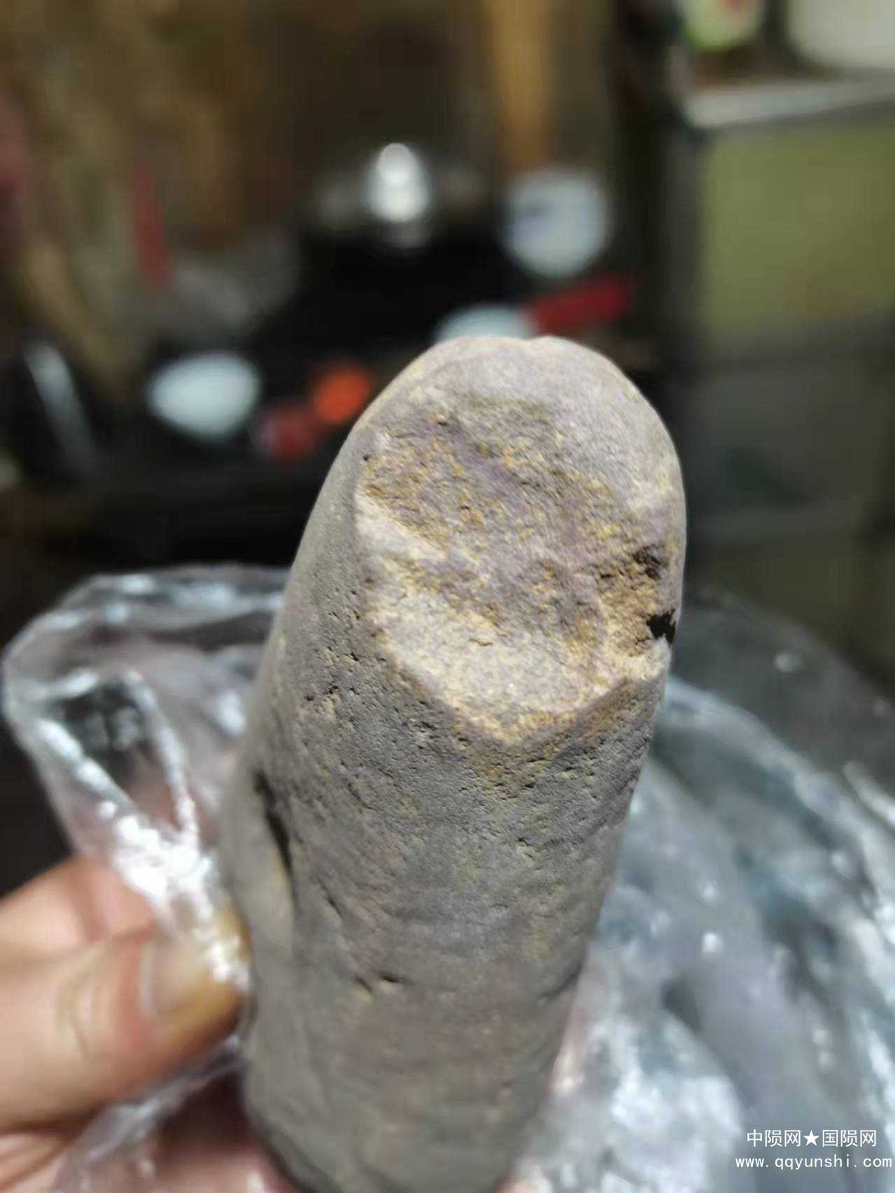 撞击面，撞到树枝的撞击痕、气孔
