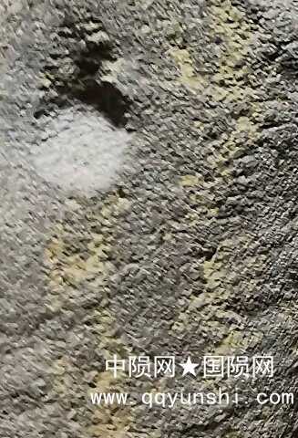 正面局部放大图，高温难熔包体，符合陨落球粒岩相，是地球矿物没有的