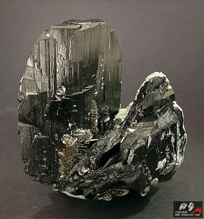 钨铁矿和菱铁矿 葡萄牙 5.7 × 5.3 × 2.5厘米.jpg